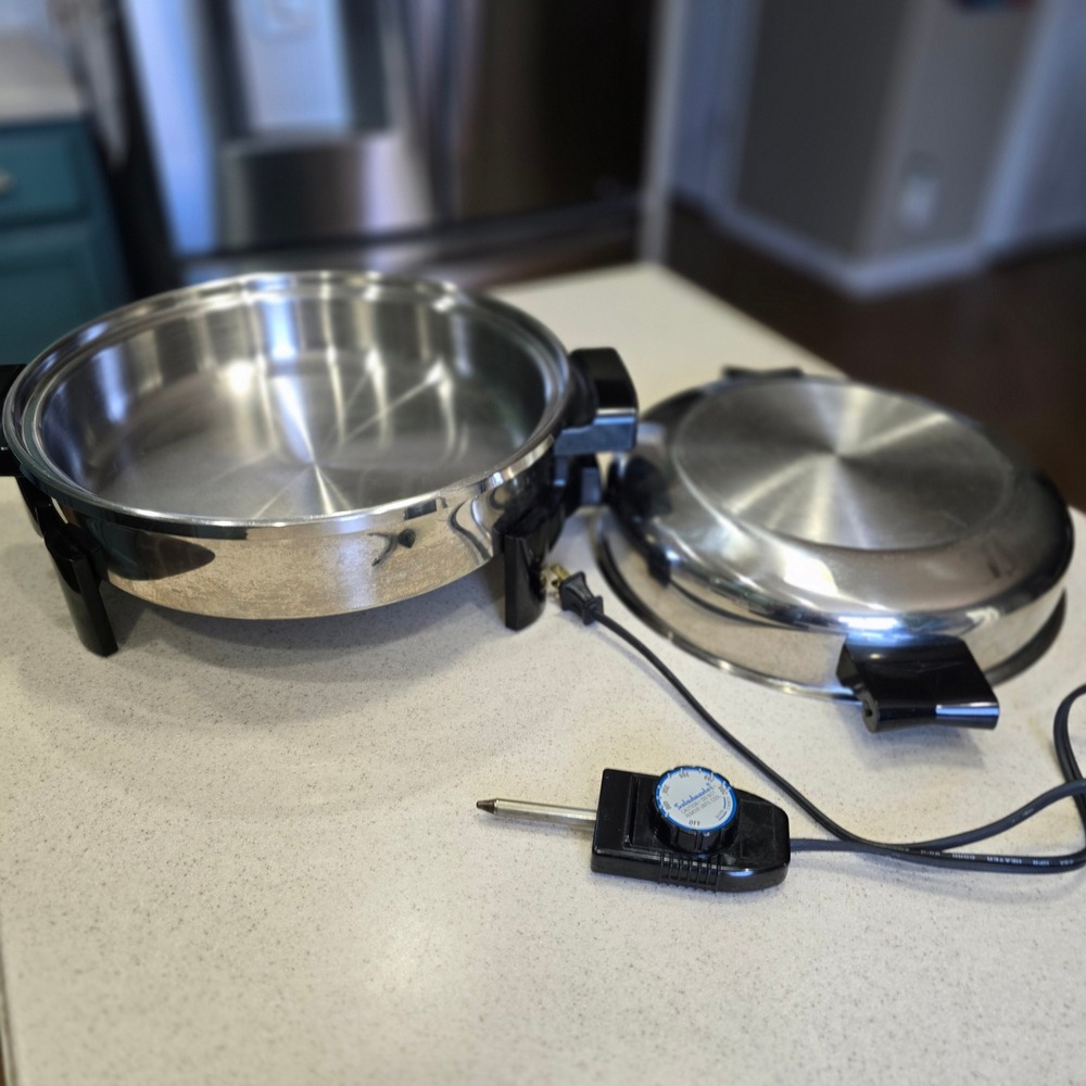 Saladmaster 7256 Electric Skillet Stainless Steel, dome lid and cord - Picture 3 of 10